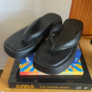 Platform-sandaler - Köpta förra sommaren och använda någon enstaka gång pga för stora; strl 39 men definitivt stora i strl, skulle säga att de passar 40-41. Ord. pris 359kr på Zalando. Bara att skriva vid frågor! 