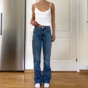 Jeans  - Snygga jeans från zara, superfin blå färg och de sitter snyggt!