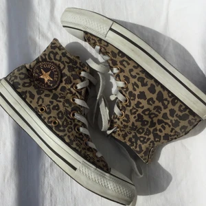 Converse - Superfina och unika converse skor med leopardmönster och guldiga detaljer i storlek 37,5, bra skick