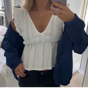 Sommar topp - Jätte fin sommar topp ifrån pull & bear. Toppen är som i nyskick då den endast använd en enstaka gång. Tröjan är i storlek s. Buda ifrån 180kr och det måste vara 20kr emellan varje bud. Eller köp direkt för 300kr. Bilden är lånad, kom privat för egna bilder!