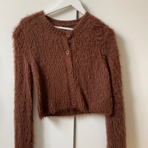 Zara kofta  - Säljer denna super fina kofta/tröja från zara! Super mysig och mjuk 🥰 frakten ligger på 79kr!