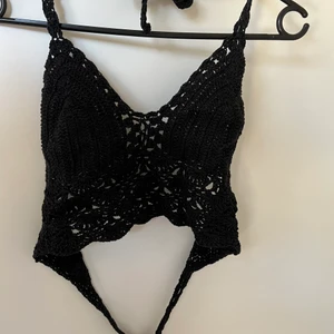 Virkad knyt-topp  - En svart virkad knyt-topp perfekt till sommarens festligheter och vardagshäng! Täcker bröstområdet väl. Justerbar i storlek till preferens. Säljer pga flytt och därmed utrensning av garderob. 