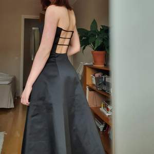 Skitsnygg balklänning från Allen Schwartz med halvöppen rygg som behöver en ny ägare. Är i ett slags matt, tjockt satintyg och är väldigt bekväm:) Mått på klänningen: Byst ca 88, midja ca 69 och kjolen från midjan och ned är 110 cm.