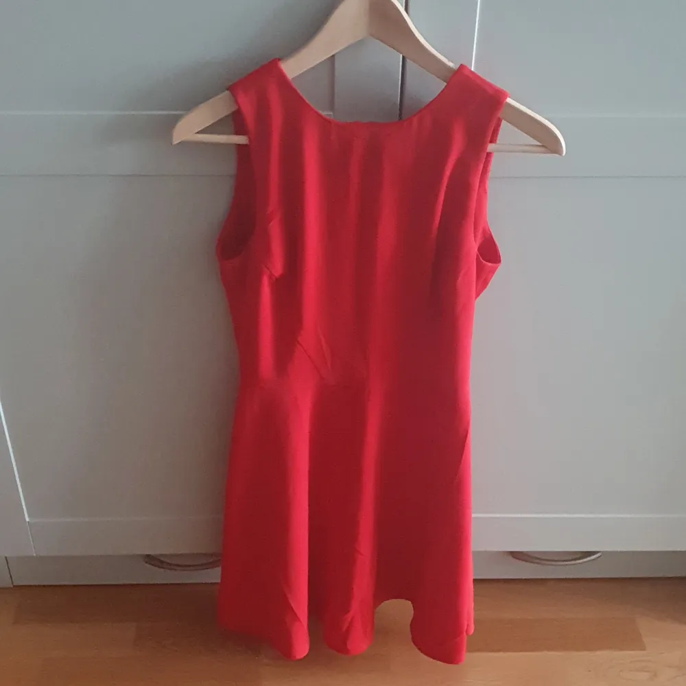 Röd klänning från Oasis. Använd endast två gånger. 100 sek. Kan träffas. . Klänningar.