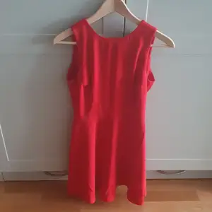 Röd klänning från Oasis. Använd endast två gånger. 100 sek. Kan träffas. 