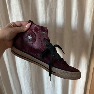 Converse - Supercoola converse i en vinrödlila ton och unikt material! Väldigt bra skick och sällan använda! Köpta i new york💜