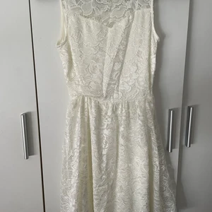 Klänningar till studenten skolavslutning - Mycket vackra klänningar , två i spets , en med vävt vitt tyg. Passar utmärkt till skolavslutningen, studenten eller examen.  Olika storlekar XS och 140 för de med spets , den tredje storlek 42. 