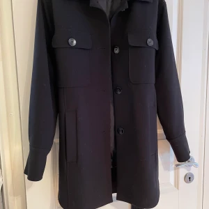 Belted Schacket Lindex - Belted Schacket från Lindex, helt oanvänd då den inte används, är storlek 34 men skulle vilja säga att de är en 36-38 då den va alldeles för stor för mig, köptes för 900 så lägger ut den för de men pris kan diskuteras!!! 