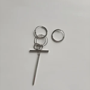 Silvriga örhängen  - Säljer dessa örhängen då de knappt har blivit använda. Jag rengör och spritar alla smycken innan de paketeras, de pakas även med bubbelplast. Det är pris + frakt.