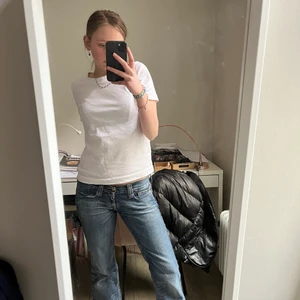Low waisted jeans - Intressekonflikt på dessa low waisted jeans från Fornarnia i strlk 29. Använda men i fint skick❤️ skriv privat för mer bilder❤️ 