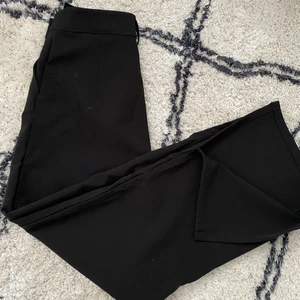 Kostymbyxor med slits  - Jätte fina byxor helt nya, säljs för 150kr🖤