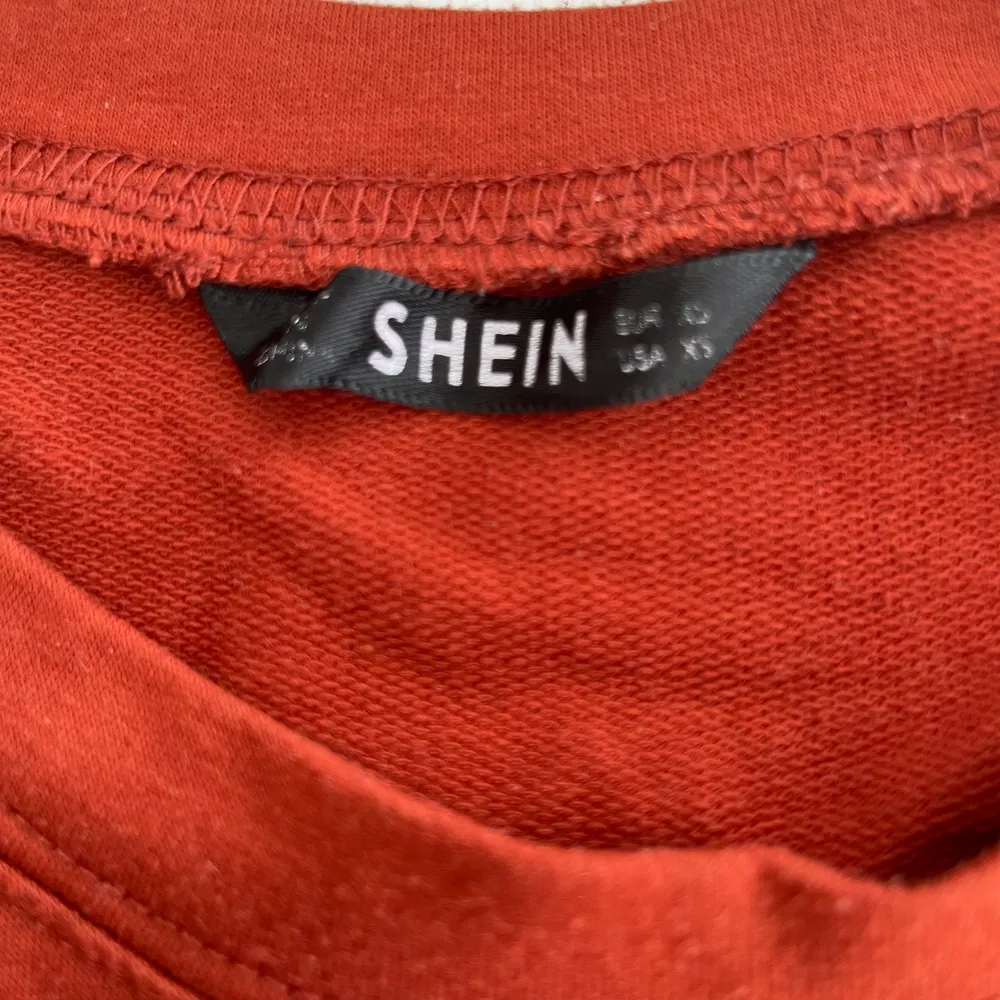 Sweatshirt köpt från Shein inte så länge sedan, använd endast ett par gånger och är därmed i bra skick. Storlek XS men passar även S. Lite mindre röd i verkligheten. Brun med röda toner.. Tröjor & Koftor.