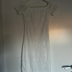 Supen fin vit spettsklänning - Detta är en klänning som jag enbart säljer för att den är för liten. Det är Xs på klänningen men den är stretchig så den passar perfekt till S också. Köpte denna när jag skulle gå ut lågstadiet och hade skolavslutning och det är ända gången jag användt den. Sätter sig jättefint på kroppen och formar verkligen ens kropp. ❤️