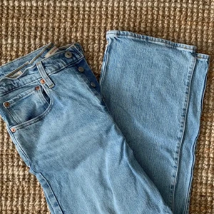 Ljusblåa Levis jeans🤩🤩 - Säljer nu mina jätte snygga blåa jenas köpta förra året och nästan knappt använda. Köpte för 1200 och säljer pågrund av att de tyvärr inte kommer till användning längre ❤️❤️ super snygga nu till sommaren me den ljusblåa färgen 