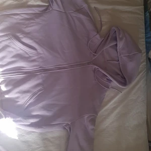 Lila sweatshirt - En lila Sweatshirt i storlek S💜 Sjukt mjuk inuti men kommer förmodligen inte bara lika mjuk efter tvätten om du inte har en torktumlare💕 Den är inte tajt utan sitter lite löst och puffigt. Köpte den för 135kr på Shein. OBS!! tvättar plagget men skriv om ni ej vill ha det tvättat. +FRAKT
