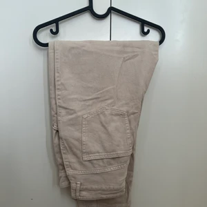 Beiga ankel långa jeans  - Ett par beiga jeans som slutar vid ankeln. Aldrig använda, lappar fortfarande kvar.