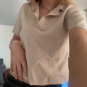 Dilvin knit topp - Dilvin knit topp i st M. Jag skulle säga att storleken stämmer bra. I nyskick💕 skriv för fler bilder eller om du har frågor💕