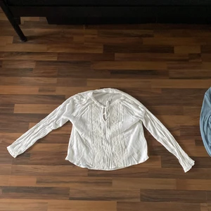 Fin sommartröja från hollister  - En super fin blus som passar perfekt nu till sommaren. Säljes då den inte riktigt passar mig och den kommer inte till användning. Skriv om ni vill ha fler bilder❤️