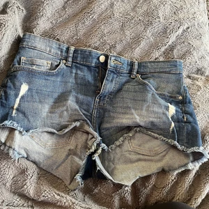 Jeansshorts  - Säljer jeansshorts från H&M storlek 38
