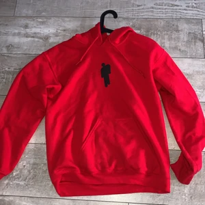Billie Eilish Hoodie  - Säljer denna billie eilish hoodie pga aldrig fått användan av den! Köpt på Sellpy och har använt den kanske bara en gng. Den är i bra skick dock nopprig. Skriv ifall du vill ha mer bilder/har frågor ❤️‍🩹