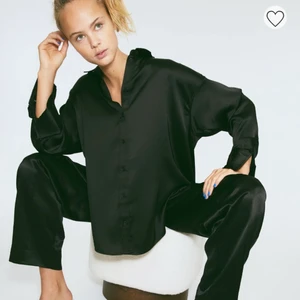 Skjorta - Säljer denna skjorta. Aldrig använd! Nypris 199kr. Mitt pris 150kr men pris kan diskuteras! Fler bilder finns vid intresse ❤️‍🔥