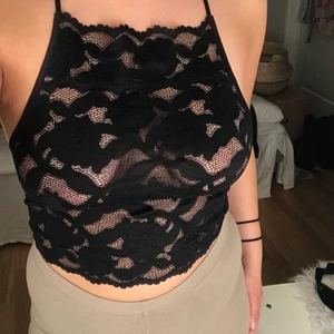 Spetstopp strl S/M - Gullig topp i spets från H&M. Jag är strl M som referens. Köparen står för frakt (50kr) eller möts upp i Linköping<3