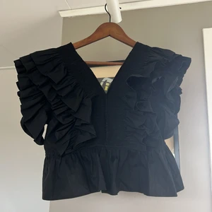 jättesöt topp - så fin topp från raglady by tara med dragkedja i ryggen, fick i julklapp för något år sedan men har tyvärr inte kommit till så stor användning. storleken är M/L men är som en Small.