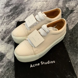 Acne Sneakers - Kommer tyvärr inte till användning. Som nya förutom en ”reva” på ena skon, går säkert att fixa för dem som vill 🤗 har bevarats i dustbags 🦋
