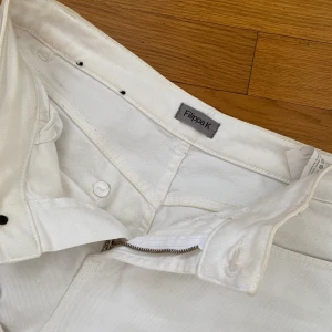 Filippa K vita jeans  - Tänkte sälja mina vita vida jeans från Filippa K, använda några gånger men tyvärr för små för mig nu, dem är i storlek m, så fina!! 