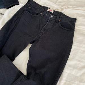 Säljer mina svart Levis jeans, modell 501 vilket är en straight fit, sååå snygga men tyvärr för små för mig nu, storlek 32 i både midja och längd men de är ”stela” så passar mindre, tror att de är herrmodell men så fina på alla 😍