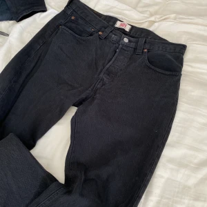 Svarta levis jeans, 501 - Säljer mina svart Levis jeans, modell 501 vilket är en straight fit, sååå snygga men tyvärr för små för mig nu, storlek 32 i både midja och längd men de är ”stela” så passar mindre, tror att de är herrmodell men så fina på alla 😍