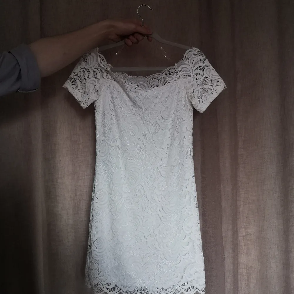 En vit klänning . Klänningar.
