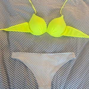 Bikiniset - Säljer detta bikiniset, överdelen står bara L i den, men den är mindre, passar en XS/S, Trosorna är 36. Gratis frakt 