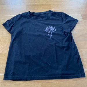T-shirt med blomma  - Jag säljer en t-shirt från h&m i storlek S📍🥰 ny köpt 150kr❤️😘