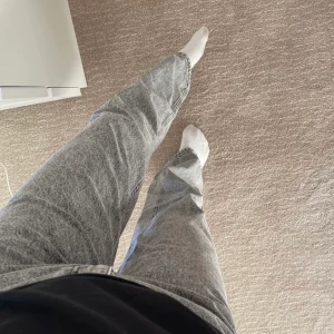 Gråa Jeans - Jättefina gråa jeans från na-kd. Sitter bra och perfekt längd *är 167cm*. Hon på bilden är 178 cm lång. Dm för fler bilder💕 Har bara använt 1-2 gånger. Orginalpris: 659kr. Lånad första bild, men det är likadana jeans :)