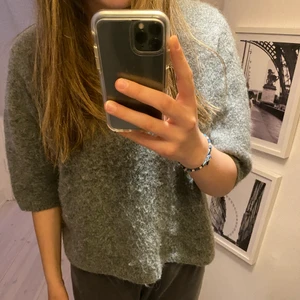 Lindex tröja - Säljer denna så fina Lindex stickade tröjan💗 köpet för ca 450kr tror jag och jag säljer för 250kr❤️ super bra skick aldrig använd! Storlek M men passar mindre och större!