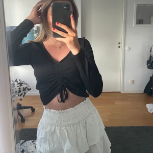 Svart topp - Gullig svart topp från monki. 