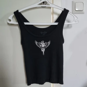 Gullig topp brandy melville one size - Säljer nu min helt nya topp från brandy melville, den är helt oanvänd och har inga defekter. Den är i strl one size! Nypris 198kr säljer för 150kr men pris kan diskuteras💕