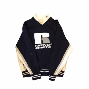 Roll-Neck Jacka - Russel Athletic x Rassvet Roll-Neck Jacka                               Large                                                                                         Reflex på armarna                                                                         Lite smutsig på kragen, går att få bort enkelt