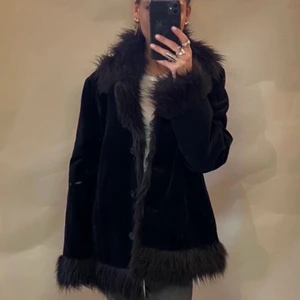 Afghan jacka - Svart afghanjacka i mocka. Köptes på plick för ca 1 år sedan men aldrig använd. Passar som en S.