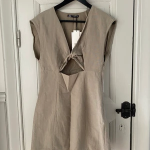 Klänning Zara ny - Ny klänning från Zara med lapparna kvar. Liten i storlek passar en xs-liten m (själv en xs-s). Materialet är bomull men ser ut och påminner om linne. 
