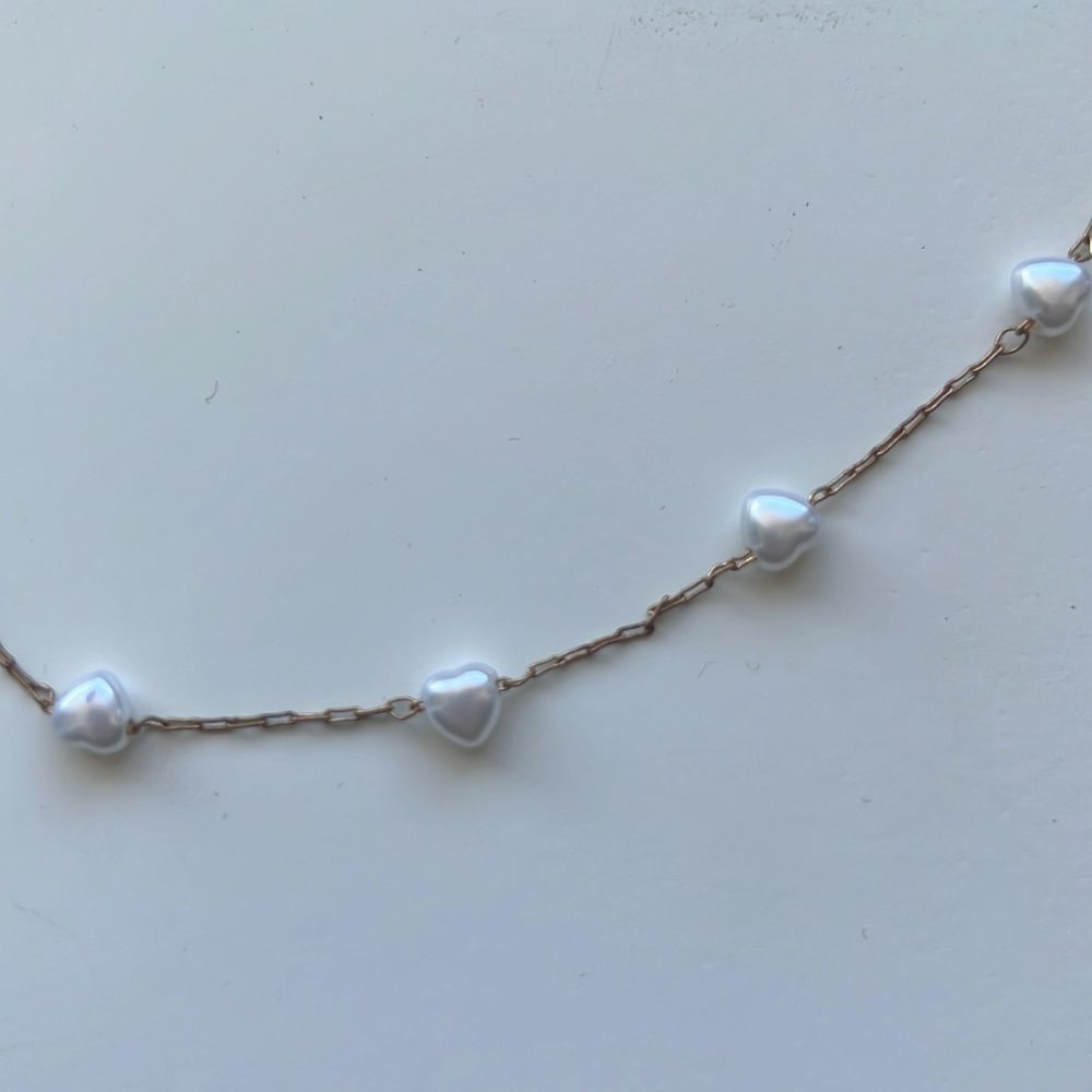 Halsband med vita pärlhjärtan.                                    Använt lite gran men inte så mycket, ganska bra skick, vet inte vart den är ifrån fick den i födelsedagspresent                                                     30kr + frakt . Accessoarer.