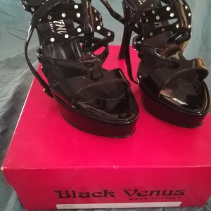 Black Venus high heels stl 37 - Black Venus ursnygga högklackade (14 cm), skor med strass. Läder. Made in Italy. Stl 37. Fint skick. Sparsamt använda. Endast färgen på sulorna har minimalt slitage p g a utomhusanvändning. Går att sulas om för bättre hållbarhet. Utgående modell. Svår att få tag på. Nypris ca 1000 kr