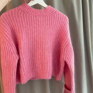En stickad rosa tröja som aldrig har används ifrån Zara, skriv för fler bilder och frågor💓💓frakt tillkommer 📦