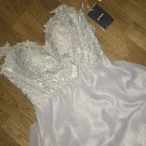 Balklänning strl M silver/ljusblå  - En balklänning i mycket bra skick som används vid endast 1 tillfälle! Klänningen har mycket vackra detaljer i spets samt att tyget skimrar i solen! Jag kan skicka hur den ser ut på i DM! Från märket Nixa 