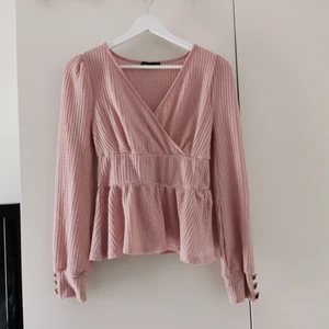 Mjuk långärmad - oanvänd!  - Fin och mjuk långärmad topp. Aldrig använd. Kommer från rök och djurfritt hem. Skickas spårbart med Postnord. 