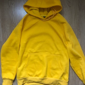 Gul hoodie - Gul hoodie i storlek M