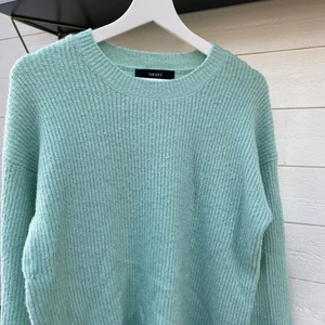 Stickad tröja - Blå stickad tröja ifrån Forever21 i storlek M, perfekt till sommaren🤩