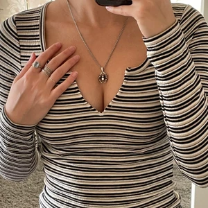 Så fin randig topp💕 - Så älskad perfekt topp från hollister. Sitter perfekt tajt men ändå så skön💕 svart, vit och beige randig å enkel att matcha. 