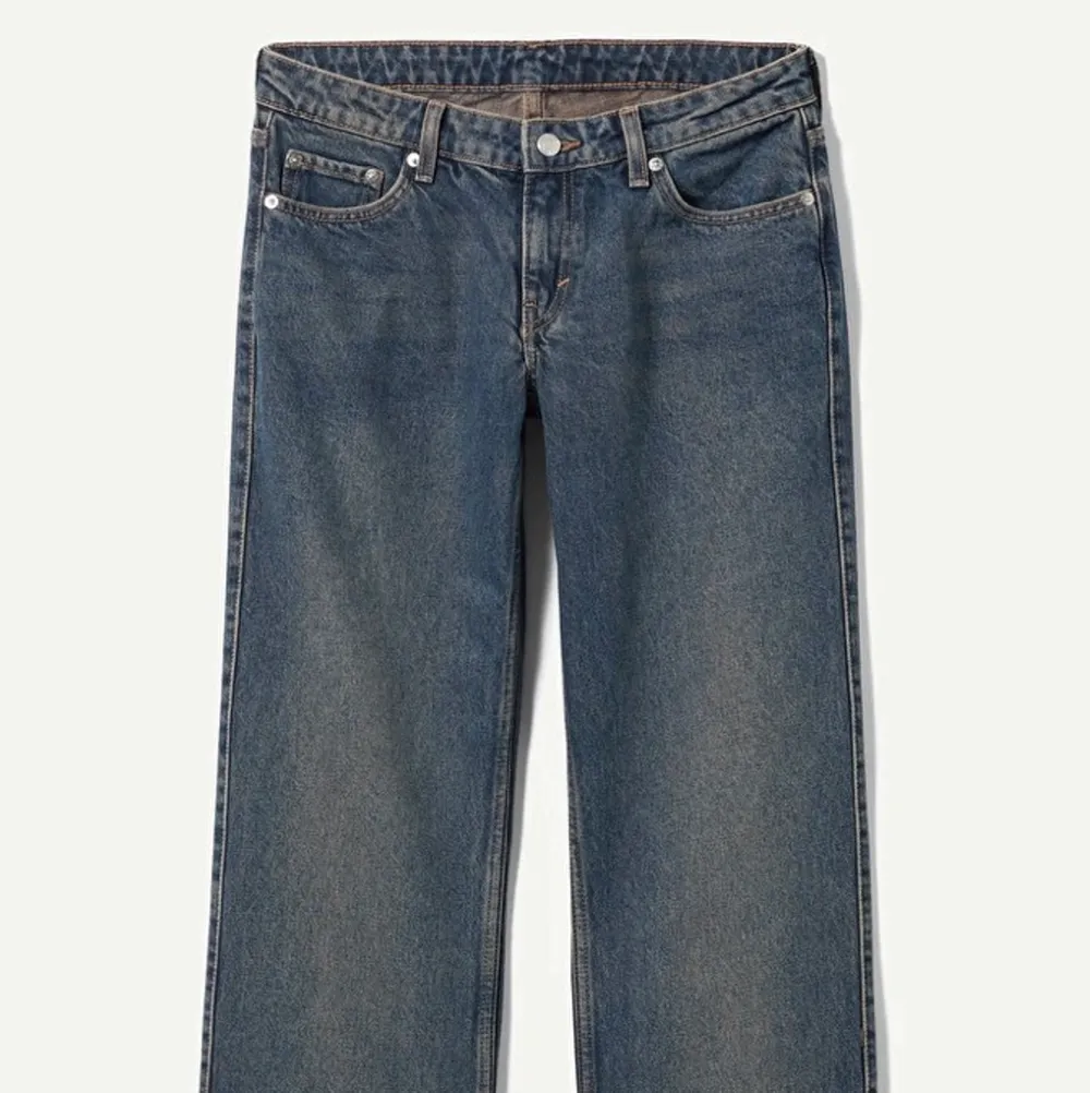 Säljer mina snygga lågmidjade straight fit jeans då de har blivit får små på mig! Jag är 170cm lång och de är i storlek 24/32. De är uppsprättade nertill för att bli extra långa. Köpta för 500kr säljer för 200kr 💕                ‼️ Om inte annonsen är markerad såld så finns jeansen kvar, så inprincip först till kvarn ‼️. Jeans & Byxor.